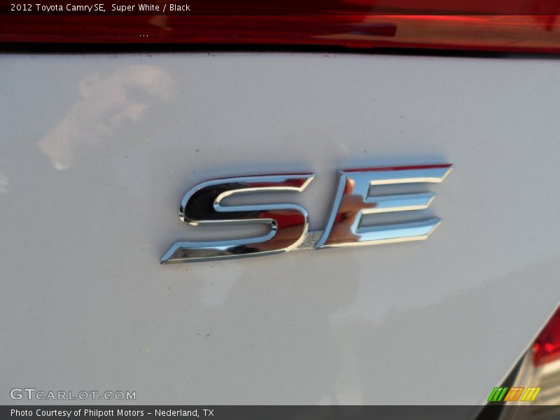 Super White / Black 2012 Toyota Camry SE
