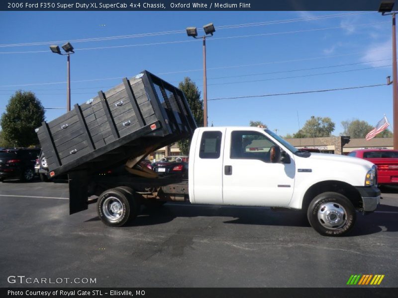Oxford White / Medium Flint 2006 Ford F350 Super Duty XL SuperCab 4x4 Chassis