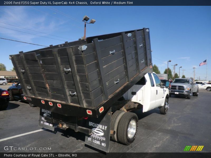 Oxford White / Medium Flint 2006 Ford F350 Super Duty XL SuperCab 4x4 Chassis