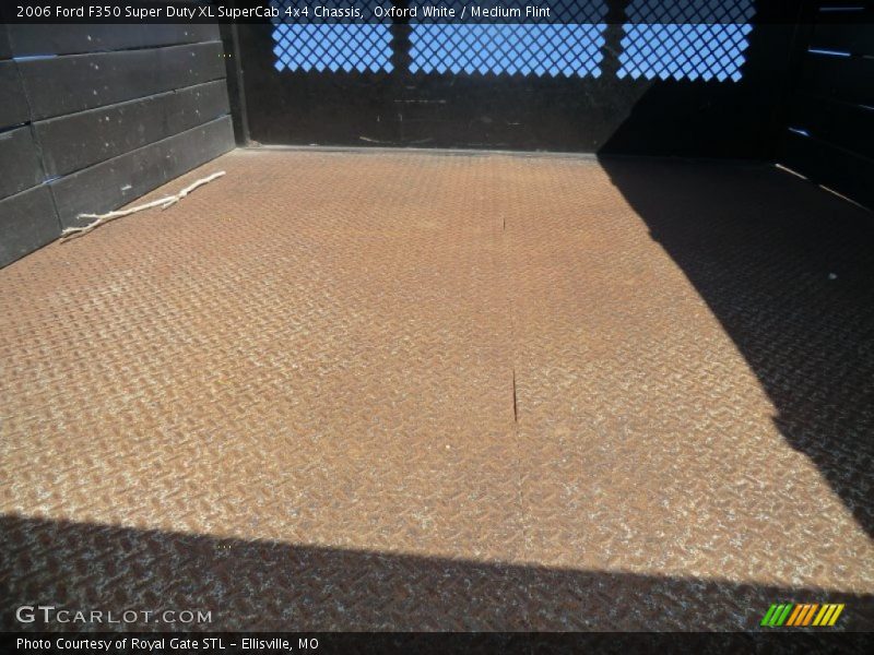 Oxford White / Medium Flint 2006 Ford F350 Super Duty XL SuperCab 4x4 Chassis