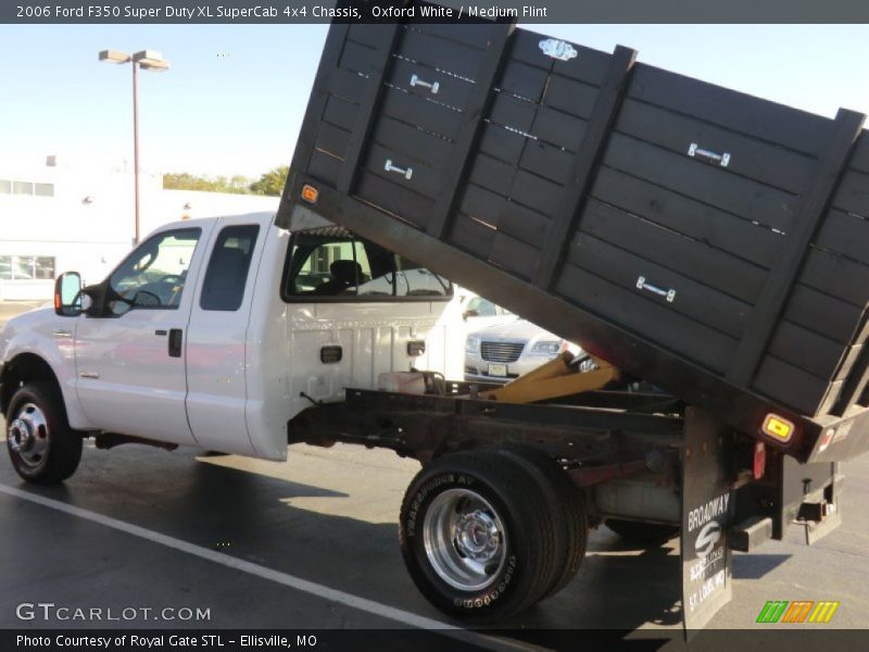 Oxford White / Medium Flint 2006 Ford F350 Super Duty XL SuperCab 4x4 Chassis
