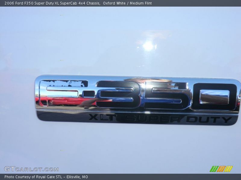 Oxford White / Medium Flint 2006 Ford F350 Super Duty XL SuperCab 4x4 Chassis