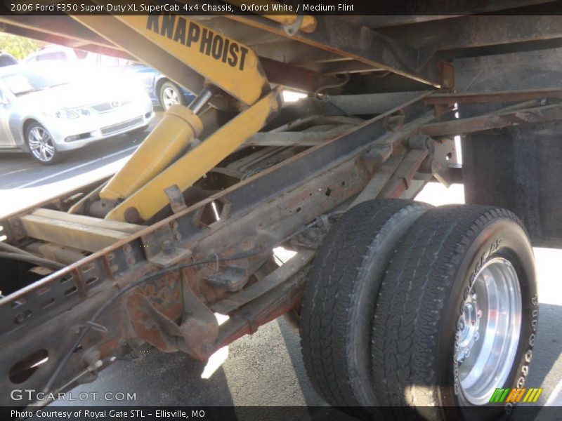 Oxford White / Medium Flint 2006 Ford F350 Super Duty XL SuperCab 4x4 Chassis
