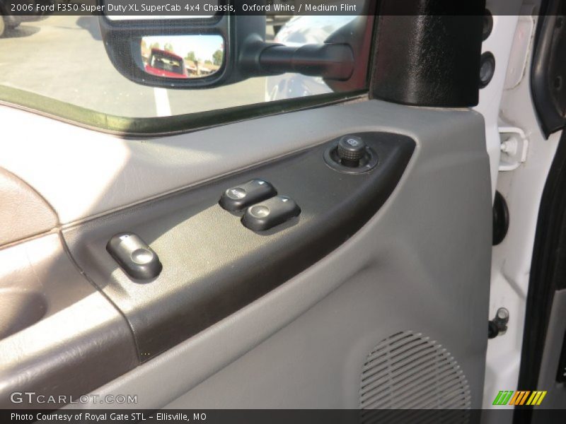 Oxford White / Medium Flint 2006 Ford F350 Super Duty XL SuperCab 4x4 Chassis