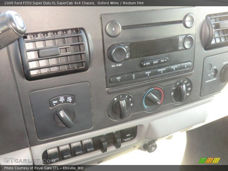 Oxford White / Medium Flint 2006 Ford F350 Super Duty XL SuperCab 4x4 Chassis