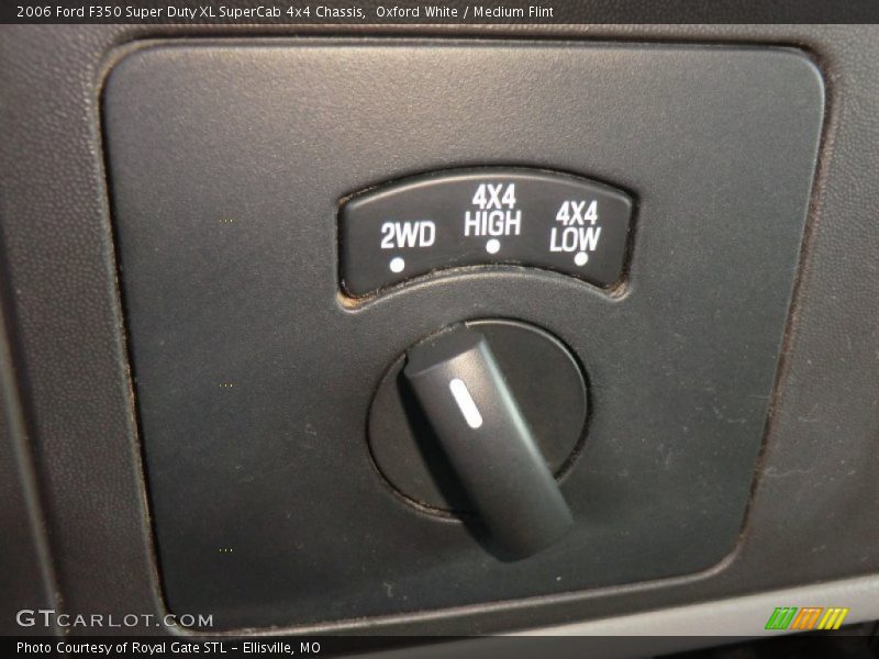 Oxford White / Medium Flint 2006 Ford F350 Super Duty XL SuperCab 4x4 Chassis