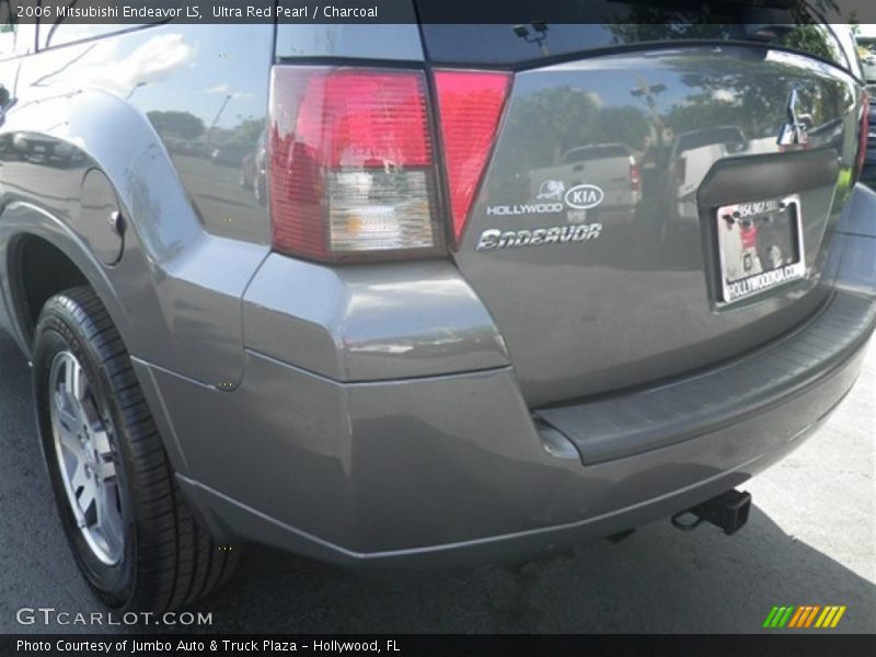 Ultra Red Pearl / Charcoal 2006 Mitsubishi Endeavor LS