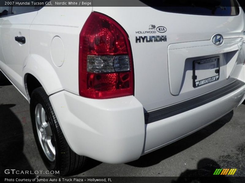 Nordic White / Beige 2007 Hyundai Tucson GLS