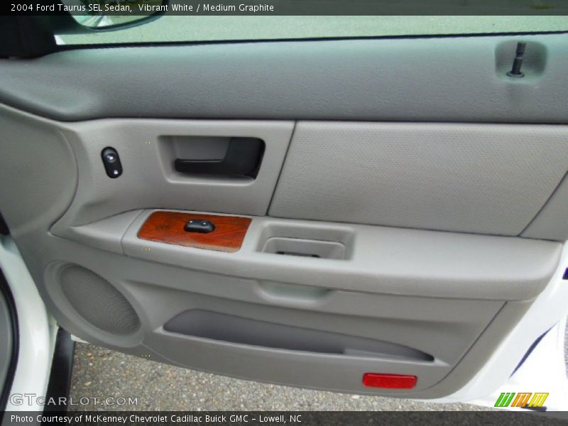 Vibrant White / Medium Graphite 2004 Ford Taurus SEL Sedan