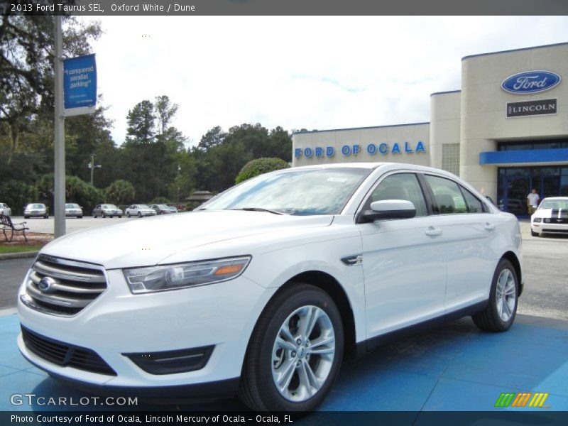 Oxford White / Dune 2013 Ford Taurus SEL