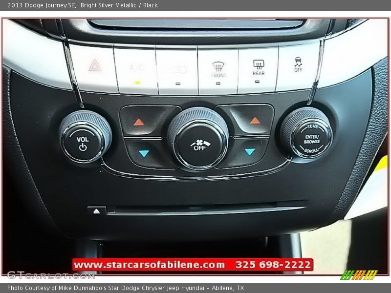 Bright Silver Metallic / Black 2013 Dodge Journey SE