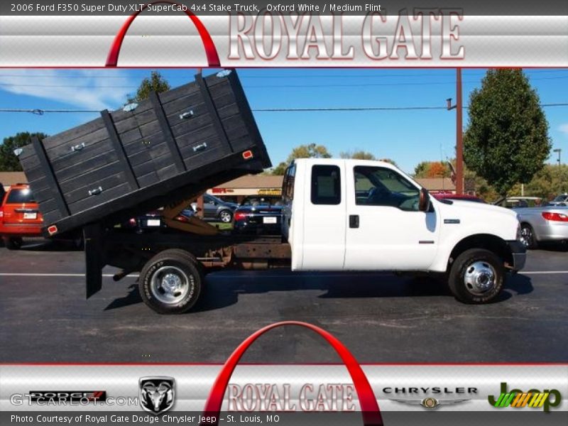 Oxford White / Medium Flint 2006 Ford F350 Super Duty XLT SuperCab 4x4 Stake Truck