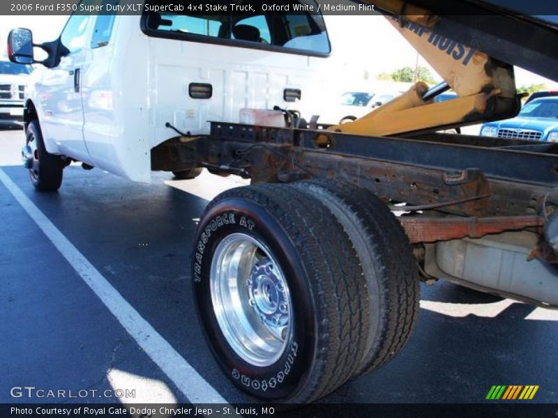 Oxford White / Medium Flint 2006 Ford F350 Super Duty XLT SuperCab 4x4 Stake Truck