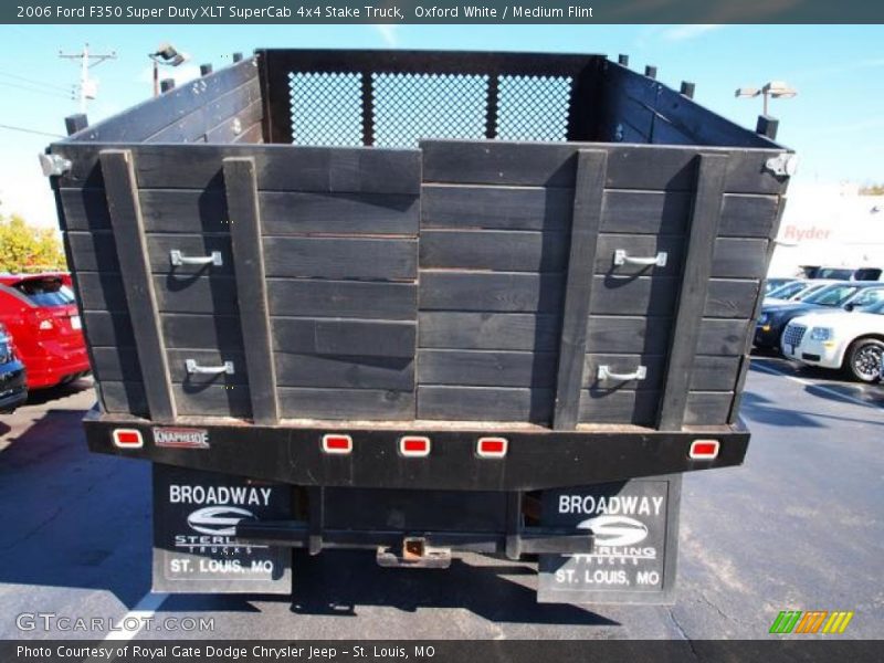 Oxford White / Medium Flint 2006 Ford F350 Super Duty XLT SuperCab 4x4 Stake Truck