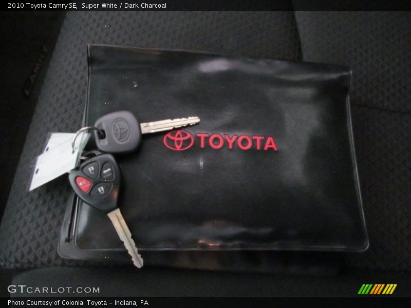 Super White / Dark Charcoal 2010 Toyota Camry SE