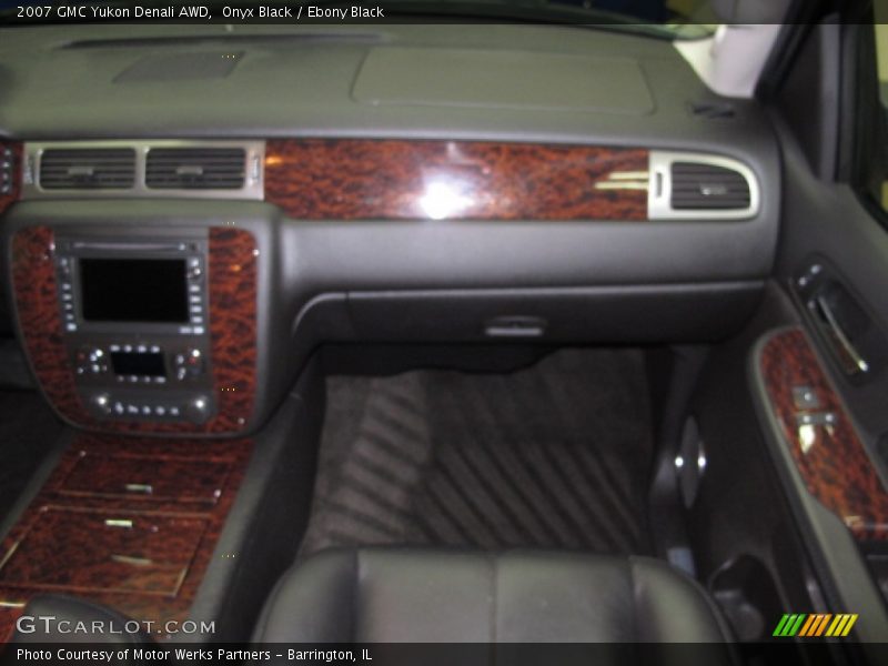 Onyx Black / Ebony Black 2007 GMC Yukon Denali AWD