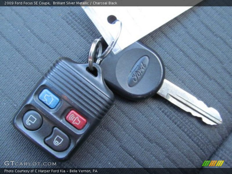 Brilliant Silver Metallic / Charcoal Black 2009 Ford Focus SE Coupe