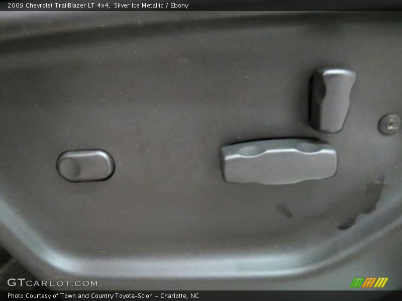 Silver Ice Metallic / Ebony 2009 Chevrolet TrailBlazer LT 4x4