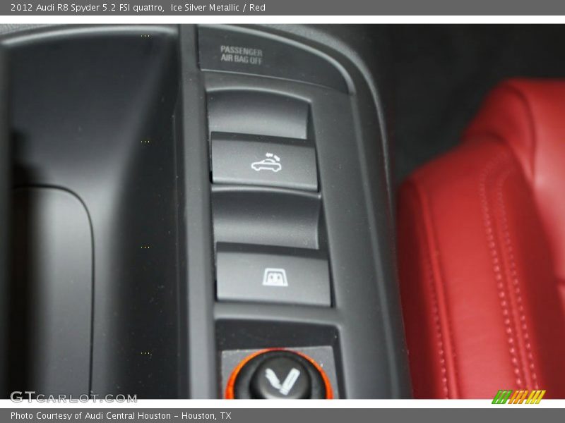 Controls of 2012 R8 Spyder 5.2 FSI quattro