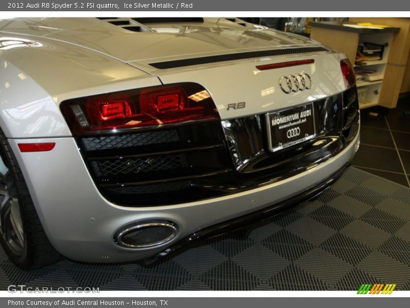 Ice Silver Metallic / Red 2012 Audi R8 Spyder 5.2 FSI quattro