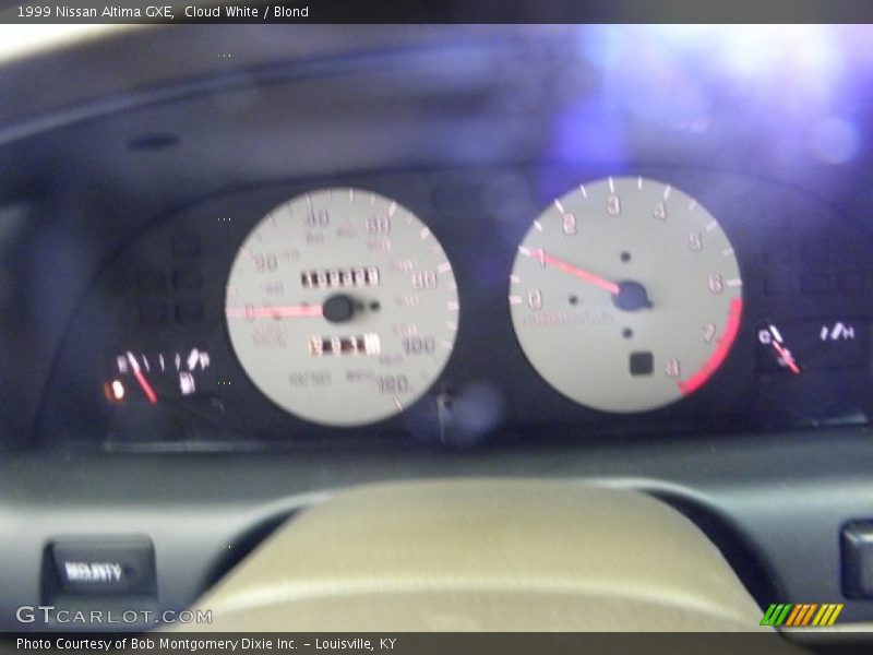 Cloud White / Blond 1999 Nissan Altima GXE