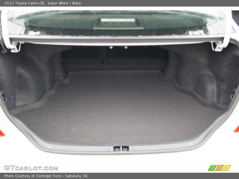 Super White / Black 2012 Toyota Camry SE