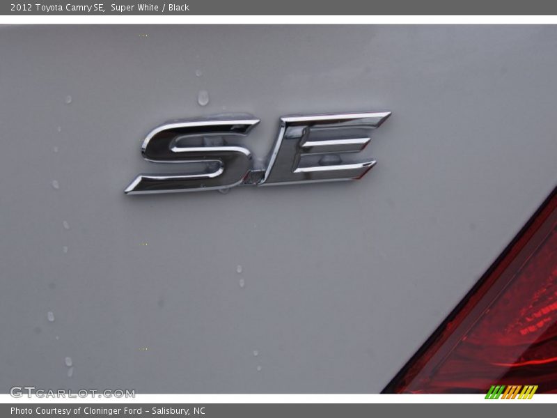 Super White / Black 2012 Toyota Camry SE