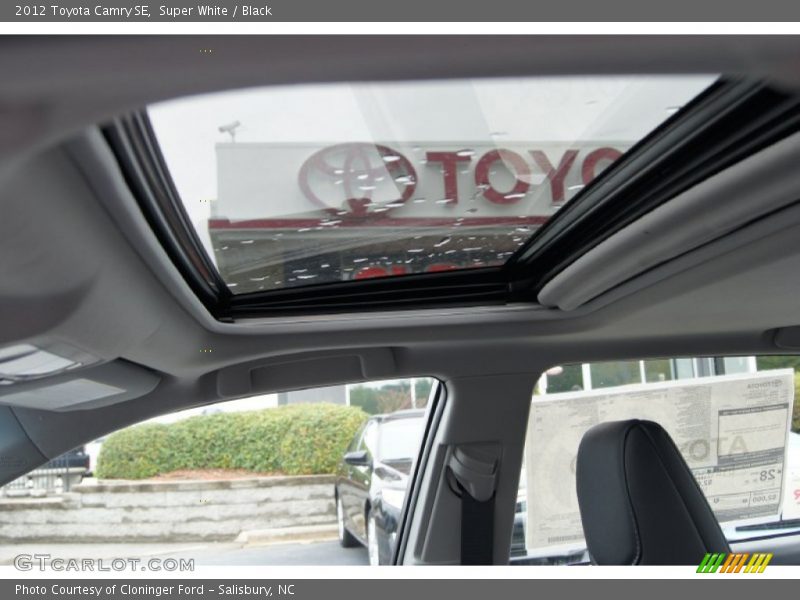 Super White / Black 2012 Toyota Camry SE