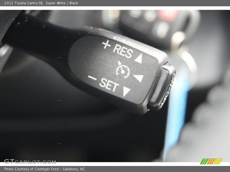 Super White / Black 2012 Toyota Camry SE