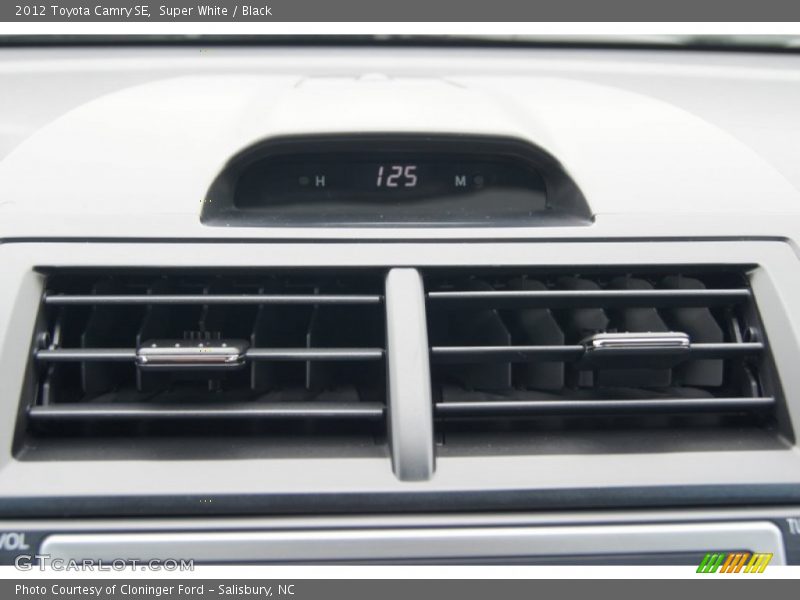 Super White / Black 2012 Toyota Camry SE
