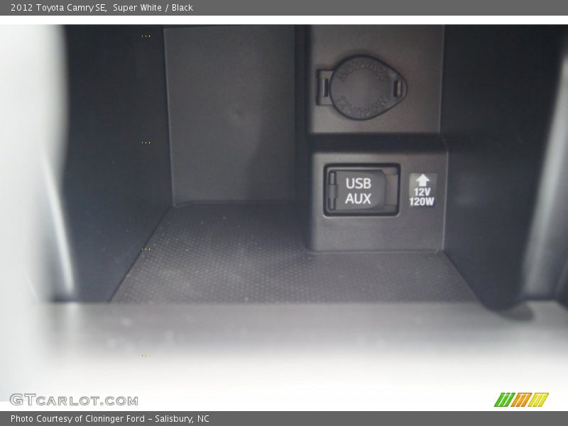 Super White / Black 2012 Toyota Camry SE