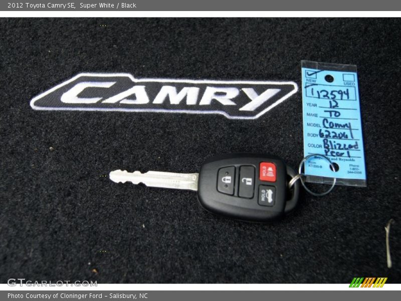 Super White / Black 2012 Toyota Camry SE