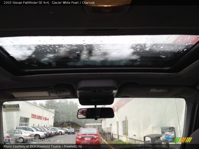 Glacier White Pearl / Charcoal 2003 Nissan Pathfinder SE 4x4