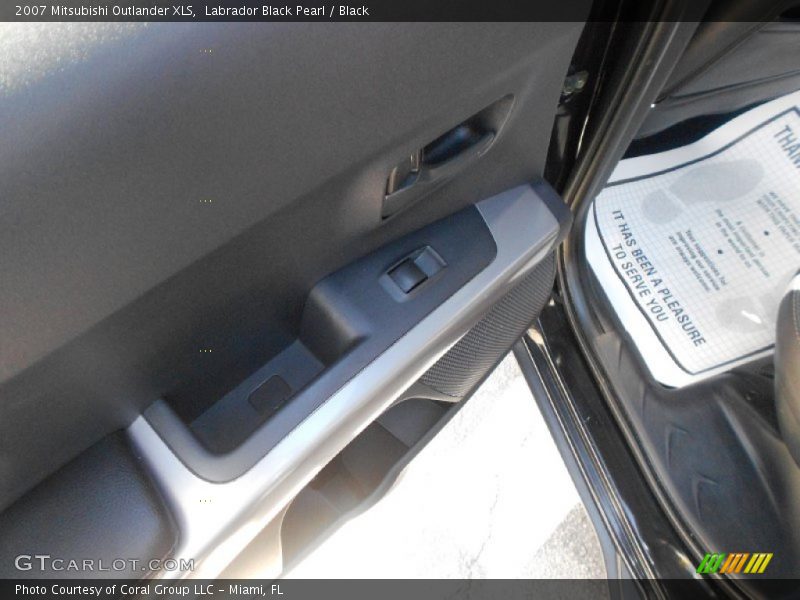 Labrador Black Pearl / Black 2007 Mitsubishi Outlander XLS