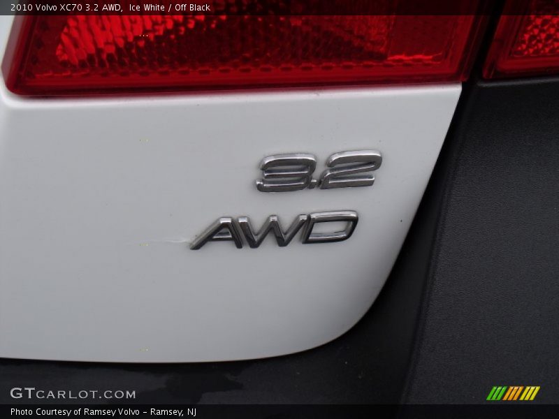 Ice White / Off Black 2010 Volvo XC70 3.2 AWD