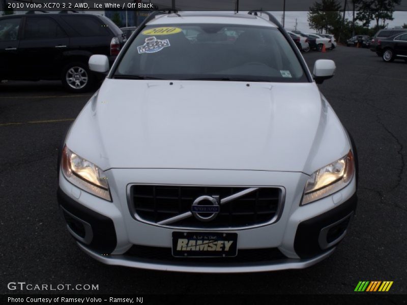 Ice White / Off Black 2010 Volvo XC70 3.2 AWD