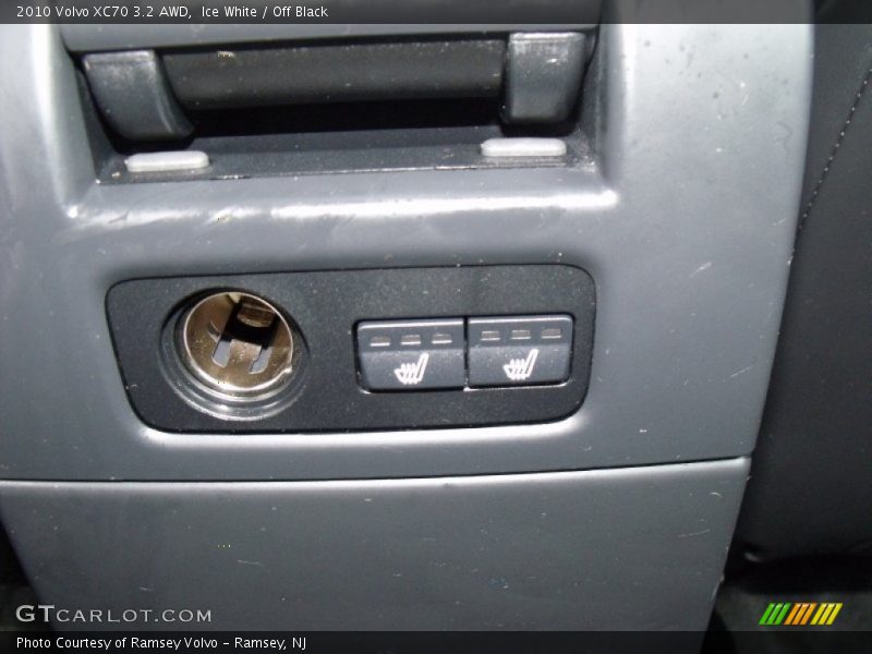 Ice White / Off Black 2010 Volvo XC70 3.2 AWD