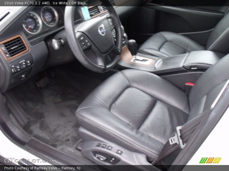 Ice White / Off Black 2010 Volvo XC70 3.2 AWD