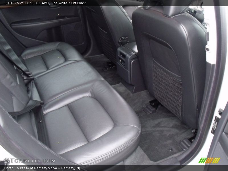 Ice White / Off Black 2010 Volvo XC70 3.2 AWD