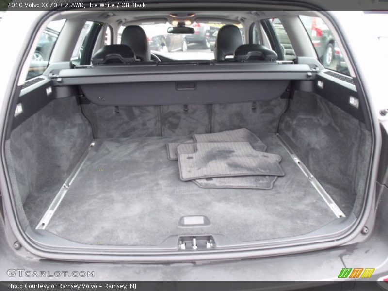 Ice White / Off Black 2010 Volvo XC70 3.2 AWD