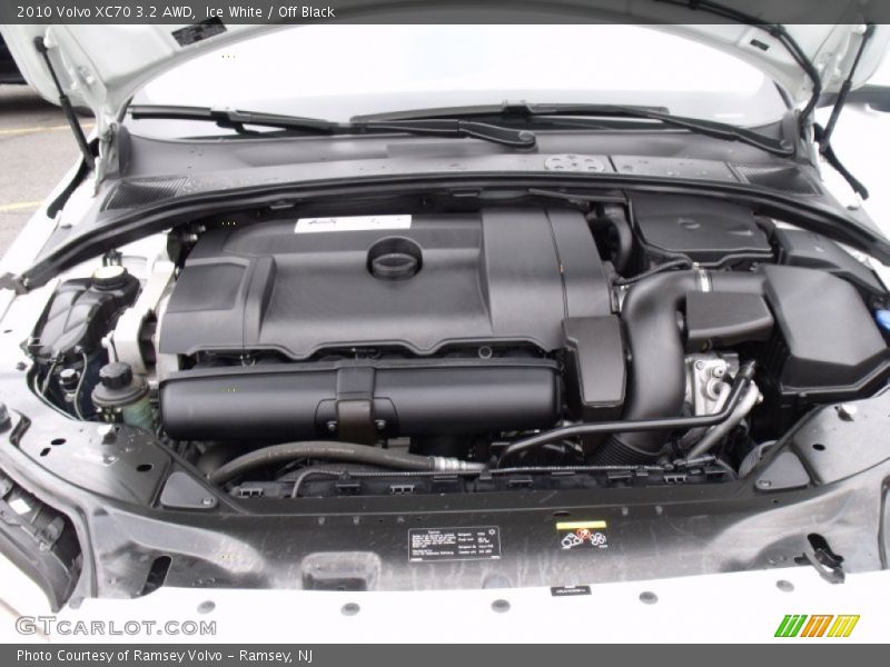 Ice White / Off Black 2010 Volvo XC70 3.2 AWD