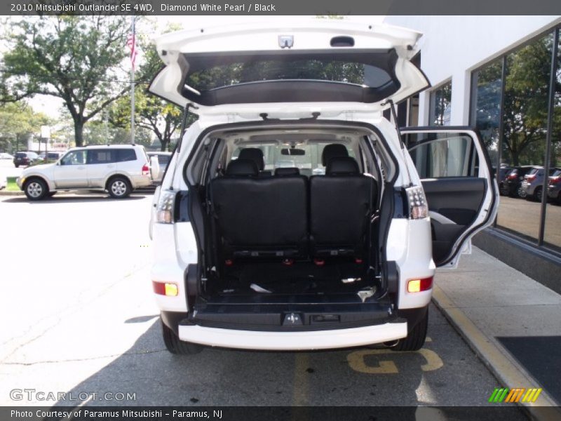 Diamond White Pearl / Black 2010 Mitsubishi Outlander SE 4WD