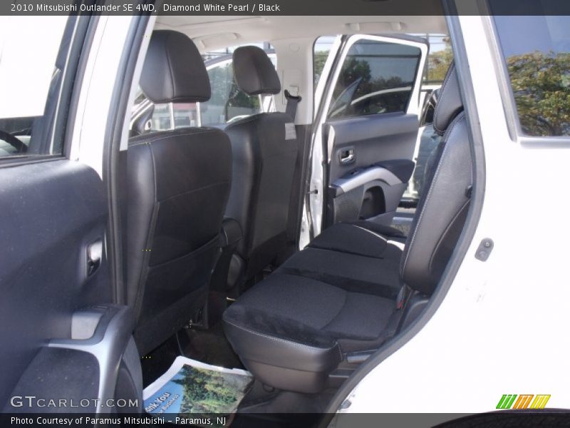 Diamond White Pearl / Black 2010 Mitsubishi Outlander SE 4WD