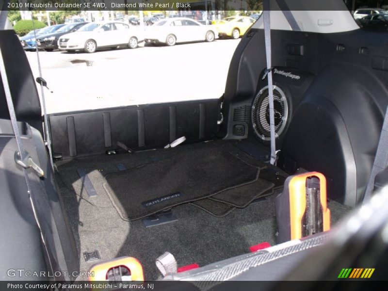 Diamond White Pearl / Black 2010 Mitsubishi Outlander SE 4WD