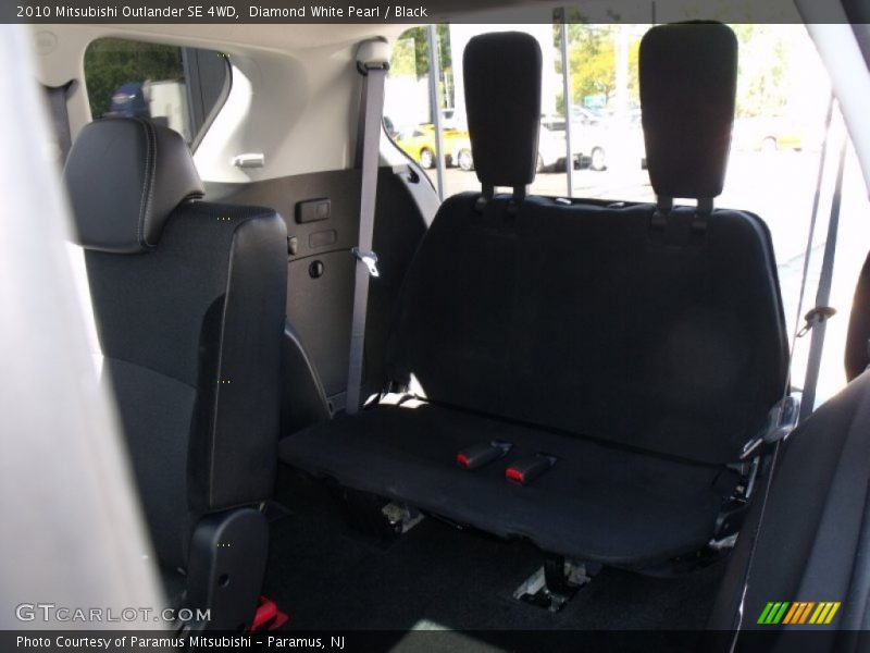 Diamond White Pearl / Black 2010 Mitsubishi Outlander SE 4WD