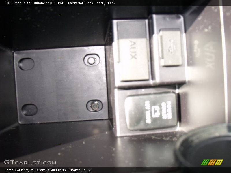 Labrador Black Pearl / Black 2010 Mitsubishi Outlander XLS 4WD