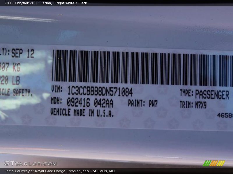 Bright White / Black 2013 Chrysler 200 S Sedan