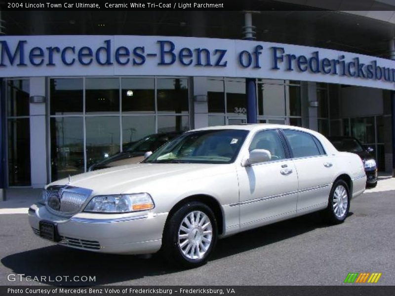 Ceramic White Tri-Coat / Light Parchment 2004 Lincoln Town Car Ultimate