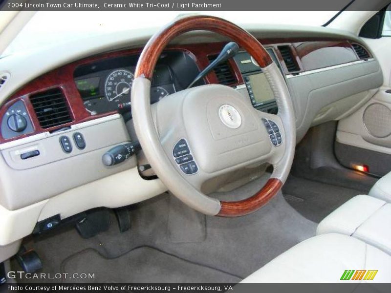 Ceramic White Tri-Coat / Light Parchment 2004 Lincoln Town Car Ultimate