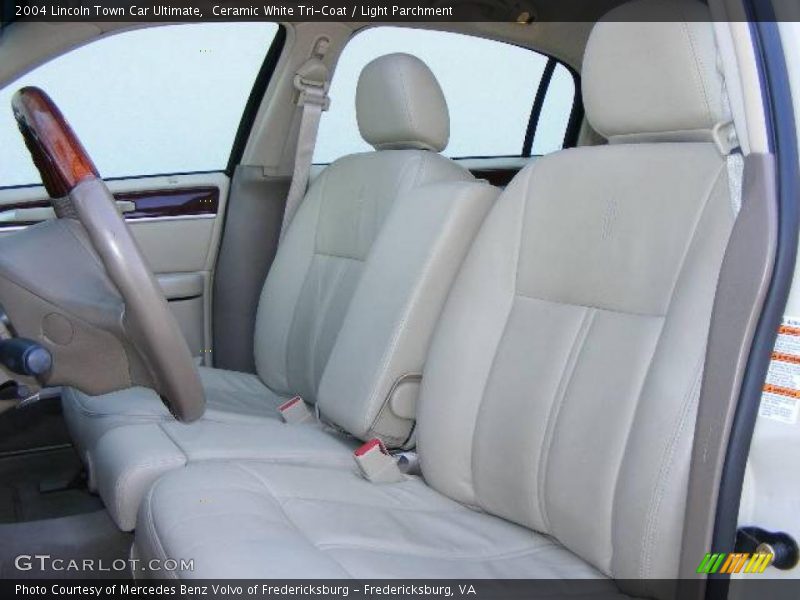 Ceramic White Tri-Coat / Light Parchment 2004 Lincoln Town Car Ultimate